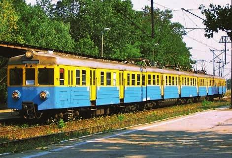 Można nim najszybciej dotrzeć na miejsce, bo zatrzymuje się tylko na głównych stacjach.