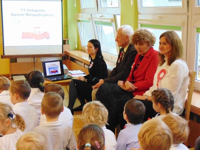 MIKOŁAJEK I MIKOŁAJE Na strychu, za ciepłym kominem, spotkało się tuż przed wigilią kilku Mikołajów.