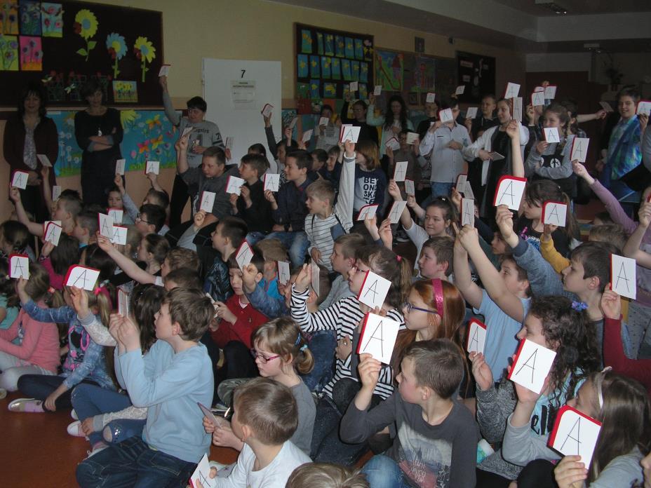 Zaczynamy: Sytuacja pierwsza: Jesteśmy w szkole na przerwie. Uczeń siedzi na krzesełku. Do ucznia podchodzi nauczyciel, który chce porozmawiać z uczniem.