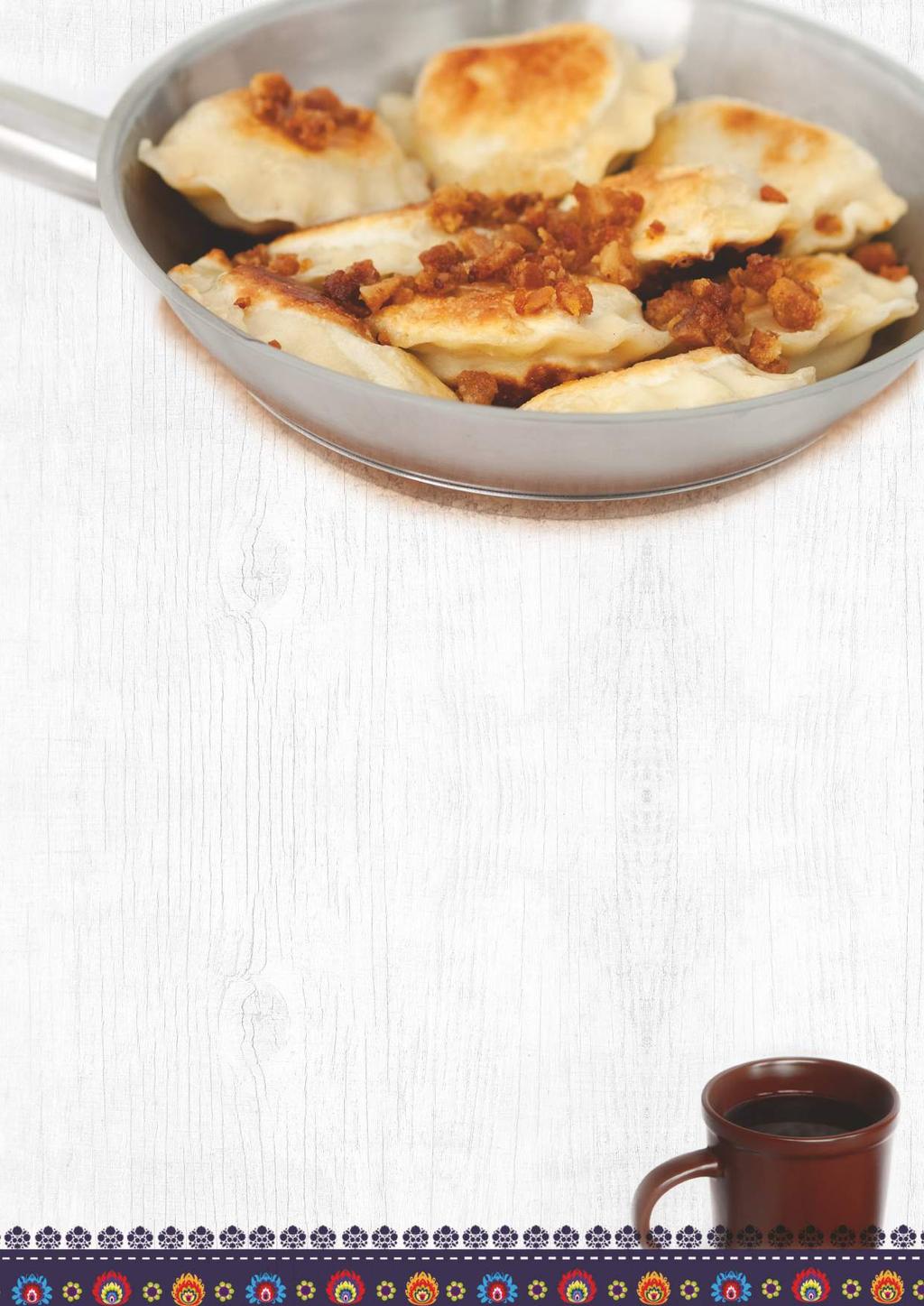 Domowe pierogi podsmażane na gorącej patelni podawane z dodatkiem do wyboru: okrasą, masełkiem i kwaśną śmietaną Homemade fried dumplings served on hot frying pan with one of the following toppings: