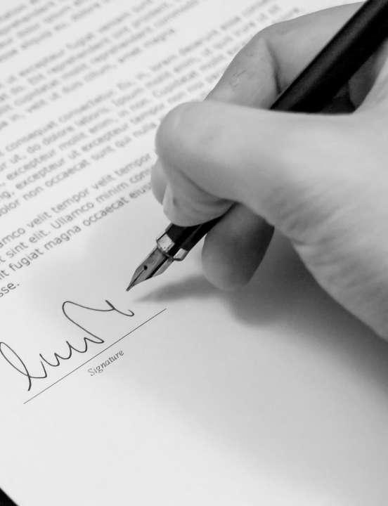 Przed wydaniem decyzji na podstawie ust. 1 pkt 2 wójt, burmistrz lub prezydent miasta, w drodze postanowienia, wyznacza termin usunięcia stwierdzonych naruszeń, zawieszając na ten czas postępowanie.