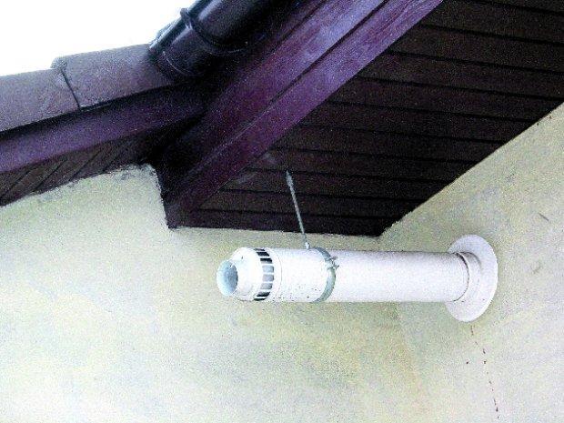 ścianę. Składa się on z dwóch rur umieszczonych jedna w drugiej (taki układ nazywamy również współśrodkowym lub koncentrycznym).
