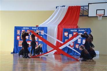 W montażu słowno - muzycznym o charakterze religijno - patriotycznym zaprezentowali się uczniowie szkół podstawowych z Izbisk i Zabrnia, którzy za swój występ nagrodzeni zostali gromkimi brawami.
