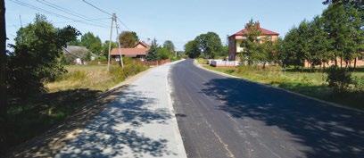 wykonawcami, dokonali przeglądu efektu finalnego prac związanych z budową chodnika przy drodze powiatowej nr 1166R Partynia - Jamy, w miejscowości Jamy, gdzie przy wspólnym zaangażowaniu środków