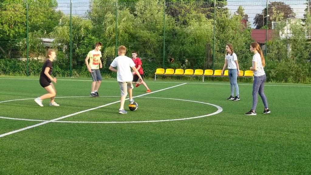 Tego dnia nie zabrakło również sportowych zmagań na boisku Ośrodka Promyk.