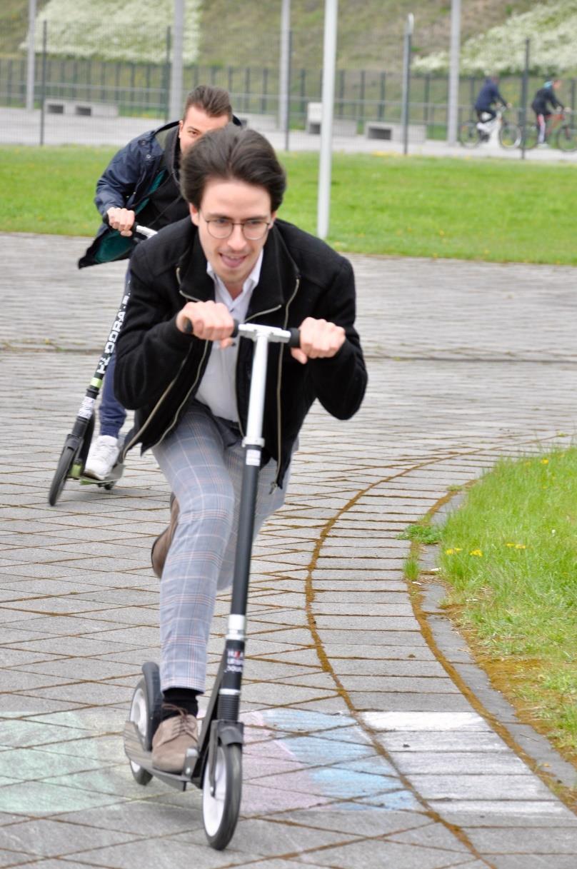 HMM problemy i wyzwania HUM problems and challenges Proponowana definicja obejmuje swym zakresem szerokie grono urządzeń: hulajnogi, rolki, deskorolki, hulajnogi itd.