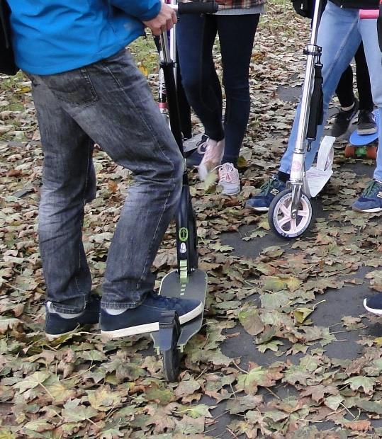Wady hulajnogi Disadvantages of a kick scooter Nierówne nawierzchnie (np.