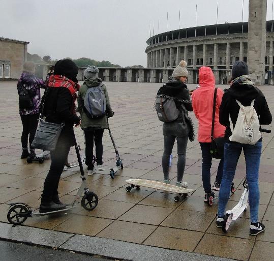 hałas) Koła z twardej gumy ślizgają się na mokrej nawierzchni Hulajnogi są nieefektywne w jeździe pod górę i stosunkowo niepewne