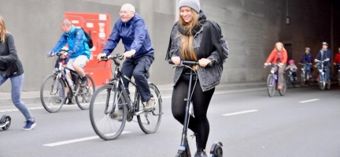 Hulajnoga i inni Kick scooter and others Pieszy Pedestrian Najbardziej wydajny na dystansach do 2 km Bezproblemowe korzystanie z transportu publicznego, pod warunkiem odpowiednich odległości