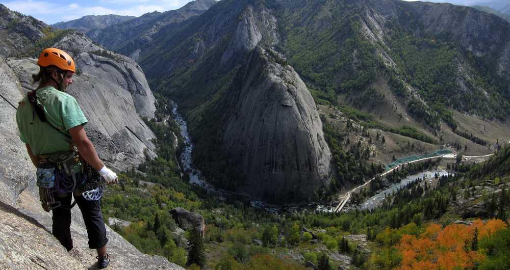 Park Narodowy Keketuohai, prowincja Xinjiang, Chiny SPRAWOZDANIE Z WYPRAWY Celem międzynarodowej wyprawy była wspinaczkowa eksploracja ponad 100 dziewiczych granitowych szczytów Parku Narodowego