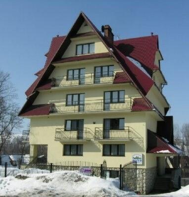 Stacja w Bachledovej Dolinie Bachledova Dolina to rodzinna słowacka stacja narciarska z masą atrakcji dla najmłodszych, która znajduje się tylko 15 km od granicy z Polską.