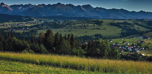 Gmina Nowy Targ 8 Dursztyńskie widoki Dursztyn jest niewielką spiską wioską, malowniczo położoną na wysokości 680 720 m n.p.m. Od południa odwiedzający wieś turysta ma możliwość podziwiać majestatyczną panoramę Tatr.