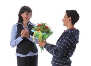 LEHRBUCH 0 1 Ich helfe gern meinen kranken Großeltern 1 Zakreśl rzeczownik użyty w celowniku. 1. Der Schüler gibt der Lehrerin Blumen.. Die Enkelkinder kaufen den Großeltern Bücher.