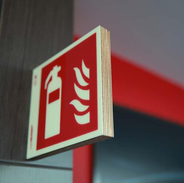 znak na sklejce Fotoluminescencyjny znak dwustronny matowy lub błyszczący. Nowoczesny wygląd dzięki zastosowaniu lakierowanej sklejki.