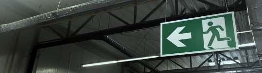 znak podwiedszany dwustronny pole pole widzenia widzenia FOTOLUMINESCENCYJNE zgodne z PN-EN ISO 7010 podwieszane ZNAKI EWAKUACYJNE oznakowanie magazynów i obiektów przemysłowych tablicebhp.