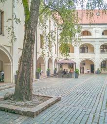 14. DZIEDZINIEC ALUMNATU Universiteto 4 Jest to jedno z najbardziej romantycznych renesansowych podwórzy w Wilnie. Pałac wybudowany w stylu renesansowym na początku XVII w.