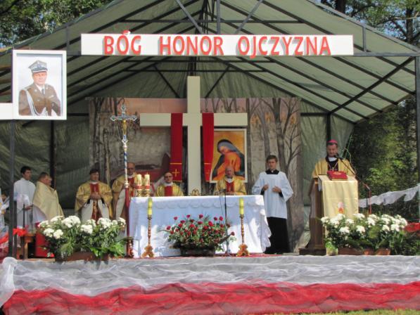 Mszę Świętą, podczas której odbyło się poświęcenie sztandaru, celebrował Biskup Polowy Wojska Polskiego