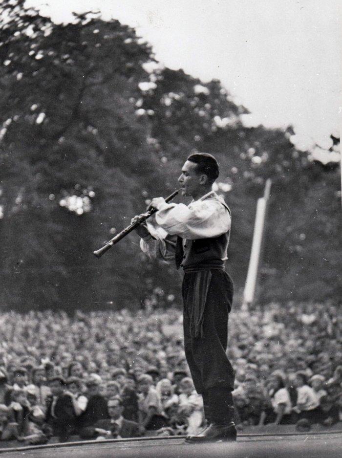 folklor innych regionów. Dziś w dorobku zespołu znajdują się opracowania sceniczne 42 z nich.