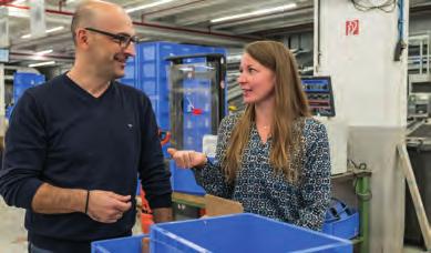 000 miejsc magazynowych w jednym przebiegu składającym się z 600 cykli podwójnych na godzinę (cykl podwójny = równoległe przyjęcie i wydanie).