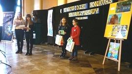 Wyjazd do kina klas III gimnazjum Tekst: Marta Winnicka Dnia 31 października 2017 klasy trzecie gimnazjum uczestniczyły w seansie filmowym Dwie korony.