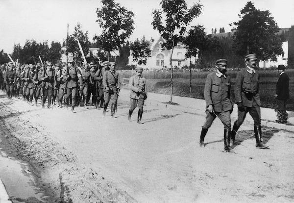 7. Zdjęcie przedstawia powrót oddziałów strzeleckich z ćwiczeń w rejonie Zakopanego w 1913 r. W umieszczone strzałki wpisz imiona i nazwiska prowadzących kolumnę strzelecką.