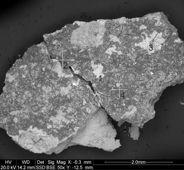 Fot. 7 fragment cienkiej smolistej warstwy asfaltopodobnej substancji z powierzchni naczynia, który poddano badaniom SEM-EDS.