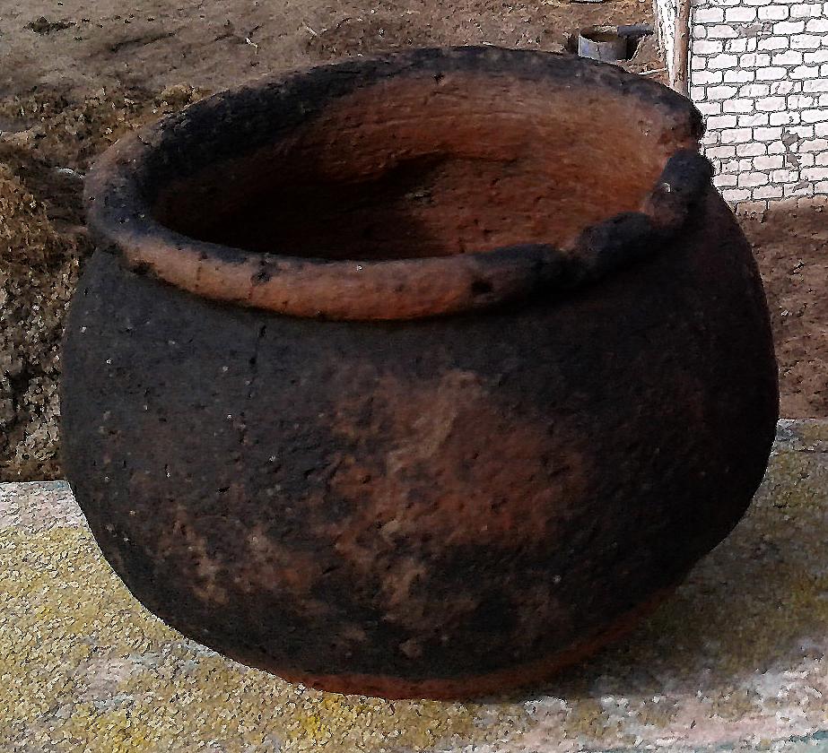 Sadza Sadza z zewnętrznej powierzchni naczyń (Fot. 4) ujawnia w obserwacjach mikroskopowych swój organiczny charakter.