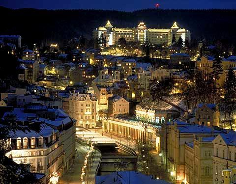 zdrojowy; legendarny Grandhotel Pupp; majestatyczne Łazienki Cesarskie; Teatr Miejski; monumentalna cerkiew św.