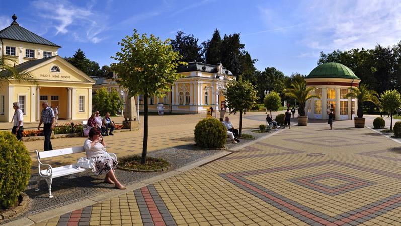 ze źródłem Glauberskim, z największym na świecie w tego typu źródłach