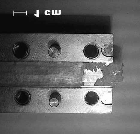 Zjawisko zachodzi³o w koñcowym fragmencie g³owicy (na wysokoœci mocowania ko³nierza), gdzie zmierzona temperatura (07 o C) by³a ju odpowiednio niska do tego, aby nastêpowa³o rozdrobnienie tworzywa.