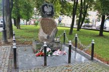 Pomnik (obelisk) Ofiary zastrzelone lub żywcem wrzucone do szybu Reden w styczniu 1945 roku przez hitlerowskiego okupanta,