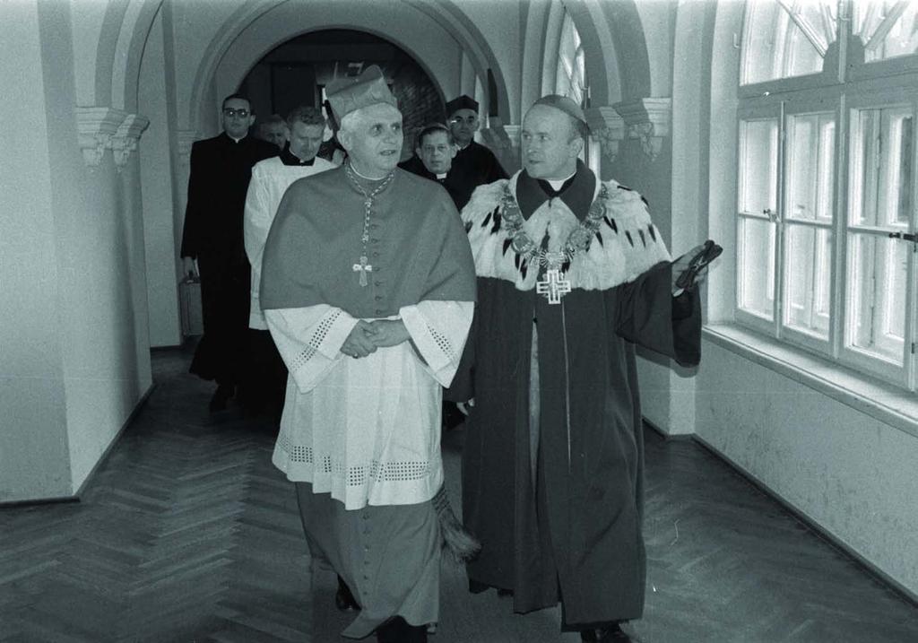 Absolwenci KUL (dziedziniec uniwersytetu, 15
