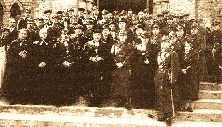 przez kilka miesięcy parafia pozostawała bez proboszcza. Funkcję tę we wrześniu 1939 r. objął Biskup Kościoła ks.