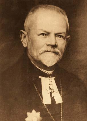 Aleksander Schoeneich przy ołtarzu w kościele ewangelickim (lata 30. XX wieku), Archiwum parafii ewangelickiej Ks. Aleksander Schoeneich w drodze z kościoła Św.
