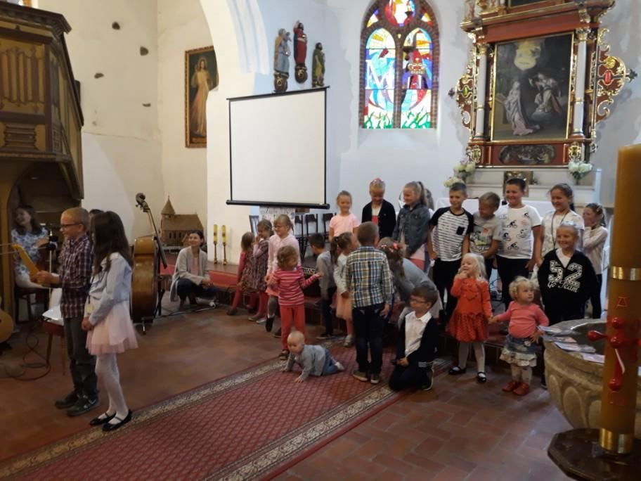 kino familijne, ogniska. Później czas na bajki dla dzieciaków a my szkoła śpiewu a po niej nabożeństwo wieczorne w przeróżnych formach, m.in. Wieczór Uwielbienia, adoracja w ciszy, Adoracja Krzyża, nabożeństwo Światła i Wody nad jeziorem, odnowienie przyrzeczeń chrzcielnych itd.