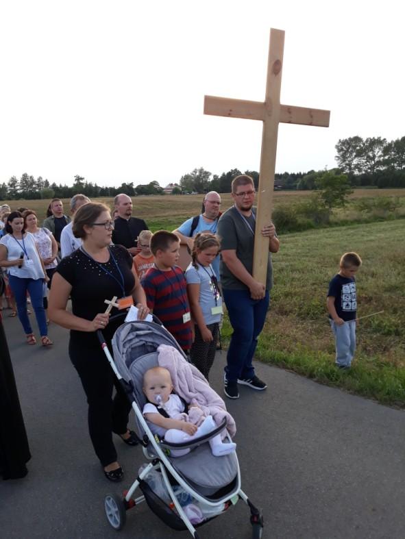 Przy IV Tajemnicy Bolesnej szliśmy Drogą Krzyżową ulicami Łącka każda z rodzin miała możliwość ponieść krzyż i przygotować rozważanie jednej ze