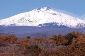 Ryc. 27.6 Wulkan Etna na Sycylii Na południu Włoch znajdują się czynne wulkany, m.in. Etna na Sycylii (ryc. 27.6). To najwyższy wulkan w Europie o wysokości 3323 m n.p.m. Wybuchy, czyli erupcje wulkanów są bardzo niebezpieczne.