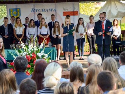 przedstawiciele bychawskich instytucji i zakładów pracy współpracujących ze szkołą wykonawca prac remontowych firma Henryk Pytki i inspektorzy nadzoru nauczyciele seniorzy, którzy przez lata całe