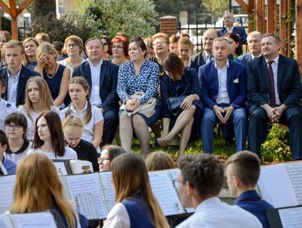Okolicznościowy, ciekawy montaż słowno-muzyczny wprowadził obecnych w niezwykle podniosłą atmosferę, przypominającą trudne losy polskiej historii.
