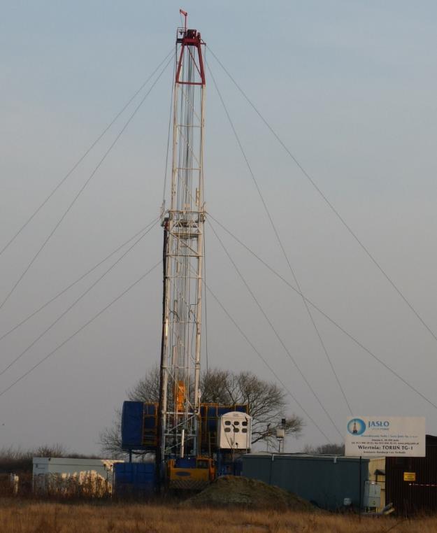 Wody termalne* temperatura na wypływie ma co najmniej 20 0 C (woda geotermalna) Roboty geologiczne mogą być prowadzone na podstawie zatwierdzonego projektu prac geologicznych, który został wykonany