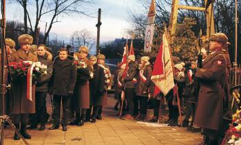 Pamięci Żołnierzy Wyklętych Pamięci Żołnierzy Wyklętych - ofiar komunistycznego terroru - uroczystość przed willą Jasny Dom we Włochach.