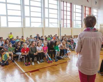 Dzieci odbyły wycieczkę do Krosna zwiedziły Centrum Dziedzictwa Szkła gdzie uczestniczyły w pokazie hutniczym, warsztatach zdobienia szkła, pokazie grawerowania, miniatury szkła, podziwiały witraże i