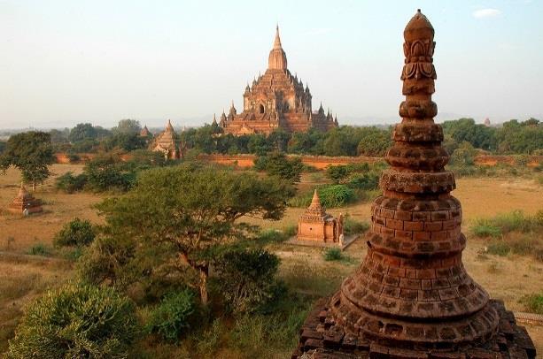 Tam odwiedzimy dwie niezwykłe budowle: jedną z najpiękniejszych i zarazem najbardziej niezwykłych świątyń Birmy - Thanboddhay Pagoda oraz wybudowany współcześnie, gigantyczny posąg stojącego Buddy -