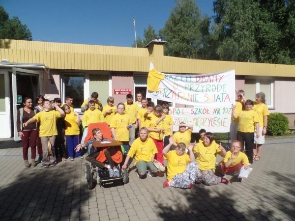 nią tysiące osób i setki