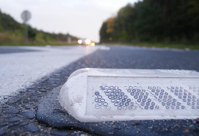 Zdjęcie 6: "kocie oczka 12 Zdjęcie 7: Świetliki drogowe 13 7.3. Oznakowanie dróg i szlaków rowerowych Oznakowanie dróg rowerowych wynika z prawa o ruchu drogowym i stosownych rozporządzeń.