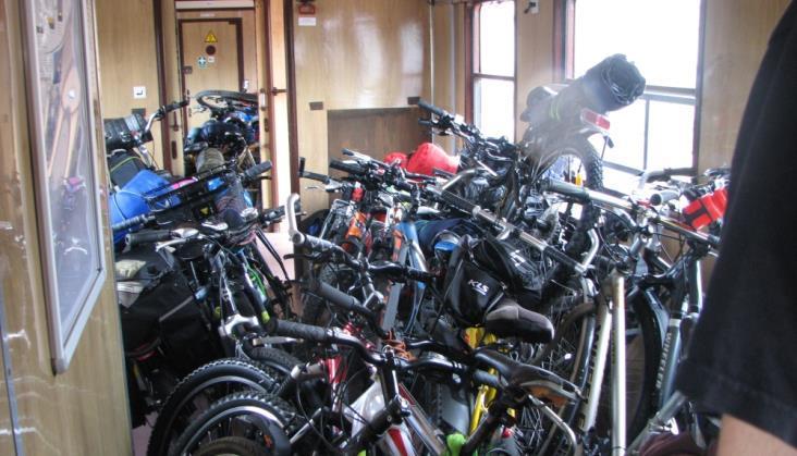 uwagę na potrzebę uwzględnienia rowerzysty z rowerem jako pełnoprawnego, wartościowego klienta usług przewoźników kolejowych i autobusowych.