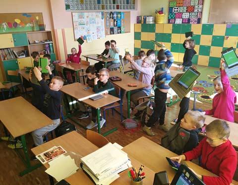 27 Rozwój cywilizacyjny, jaki dokonał się w ostatnich, latach wymusza zmiany i potrzebę dostosowania procesu nauczania do realiów zmieniającego się świata.