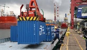 Przebieg rejsu kontenerowego: 12 kwietnia 2017 r. załadunek kontenerów w Porcie Gdańsk.