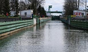 W tczewskim porcie rzecznym zaprezentowany został przeładunek kontenera z barki