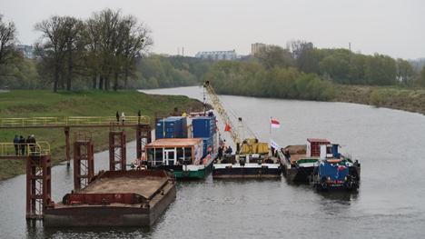 wodnego na Wiśle poniżej Włocławka. Bydgoszcz (Brdyujście) pokazowy przeładunek kontenerów z barki na barkę.